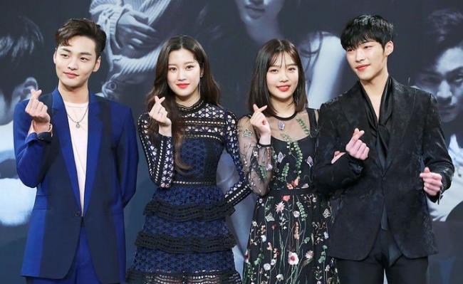 THE GREAT SEDUCER    KONU: Romantik, Dram, Komedi<br>    Barol oyuncusu Shi Hyun hayatn bahse koyarak Tae Hee ile sevgili olmaya alr. Tae Hee annesinin babsn bir adam iin braktndan aka inanc olmayan bir kadndr fakat Shi Hyun'da onu etkileyen bir ey var. Gizem dram romantik bir ekilde ilerleyen dizi sizi ksa srede etkisi altna alacaktr.