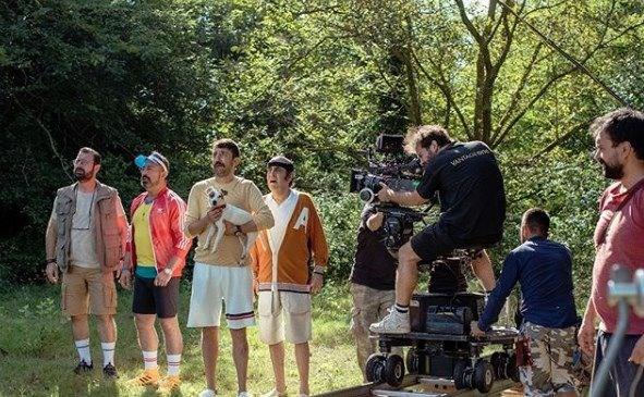 Filmde bir polis memurunu canlandracak olan Cem Ylmaz, 2019 ylnda vizyona girmesi beklenen ve 2 filmden oluan sinema serisinin ayn zamanda ynetmen koltuunda da oturuyor.