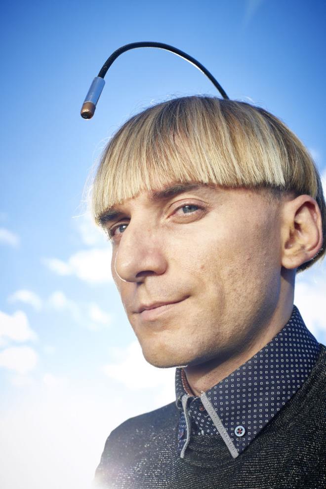 4. Dnyada ilk olarak kafasna anten yerletirilen insan Neil Harbisson.