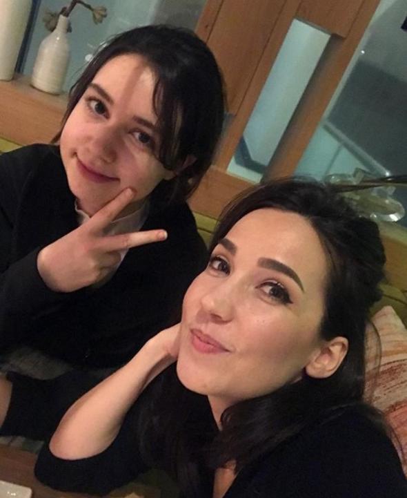 pek Aar fotorafn altna &#8220;Benim hereyim...birtanemiz, kalbimiz Aslcanmz... bugn 18. Ya gnn kutladk. Allah btn evlatlarn yolunu ak etsin, ailelerine balasn inallah&#8221; notunu dt.