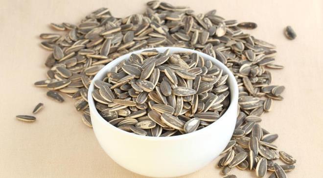 Ay ekirdei E ve B vitaminleri ile selenyum, magnezyum, demir, fosfor, kalsiyum ve inko dahil eitli mineraller ieriyor. 100 gram ay ekirdeinin ierisinde 22 gram protein var.