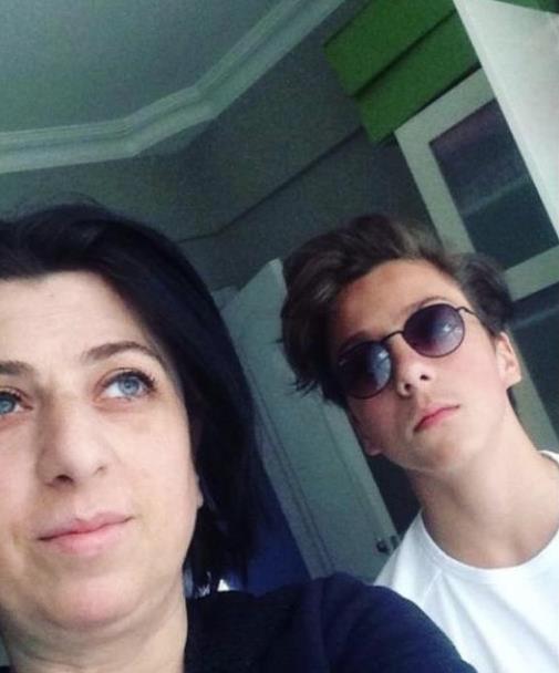 Aksu iin Tarabya Merkez Camii&#8217;nde cenaze treni dzenlendi. Trene aile yaknlar, Khamis&#8217;in okul arkadalar ile rol ald dizi oyuncular Zeyno Gnen, Ferdi Akarnur, Mehmet Baran Erdoan, dizinin yapmcs Birol Gven ve eski model Yaar Alptekin&#8217;in de aralarnda bulunduu ok sayda isim katld.