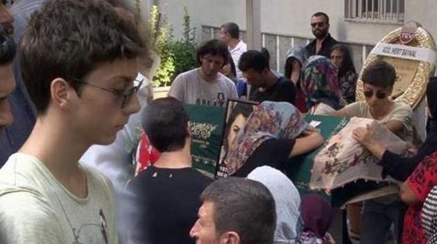 Trende Khamis taziyeleri kabul ederken, dizide annesini canlandran Zeyno Gnen gen oyuncunun yanndan ayrlmad.