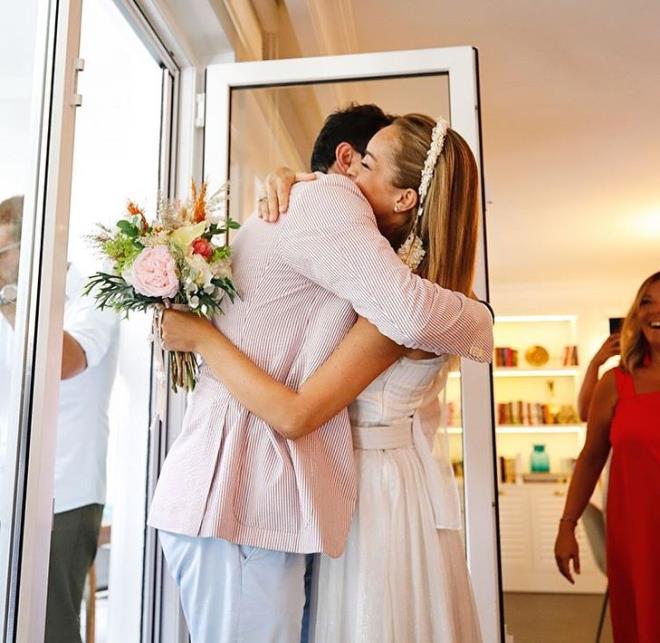 Dne saatler kala arkc Instagram'dan sekiz tane fotoraf paylaarak, "Gelini almaya geldiler" notunu dt.