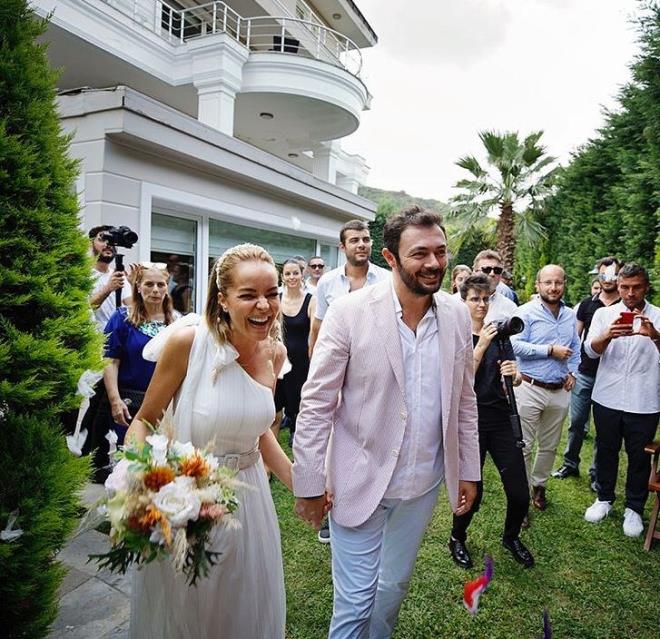 Beng bir ara balkona karak alan trklerde oynad. Daha sonra ise ift, evin bahesinde davul ve zurna eliinde karlkl oynad.