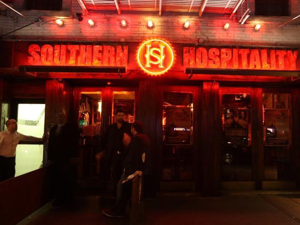 Justin Timberlake&#8217;in New York&#8217;taki Southern Hospitality&#8217;nin orta. Ev yemekleri konusunda duyulmu bir restoran olan Southern Hospitality'de zellikle, Gney yemekleri yer alyor.