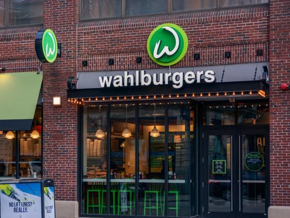 Donnie ve Mark Wahlberg kardeler tarafndan alan Wahlburgers spanyol hamburgerleriyle nl.