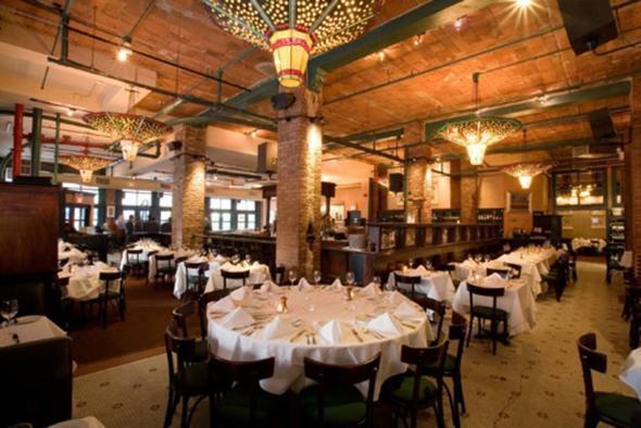 Ayn zamanda New York'taki Tribeca Grill Restourant'n da ortaklarndan.