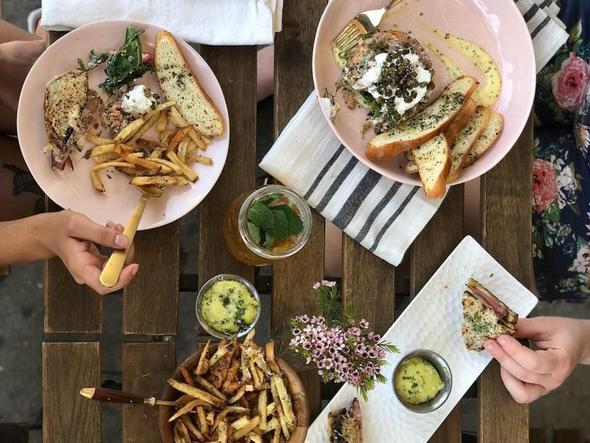 Sandra Bullock, Austin, Texas'ta Walton's Fancy and Staple' at. Kk olmasna ramen eit konusunda olduka zengin bir restorant.