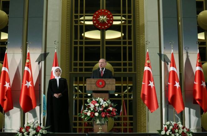 Betepe'de "havuzlu bahe" olarak adlandrlan blmndeki resepsiyona Cumhurbakan Erdoan, ei Emine Erdoan ile geldi.