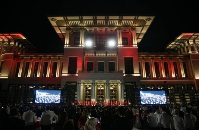 Cumhurbakanl tarafndan 30 Austos Zafer Bayram ve Trk Silahl Kuvvetleri Gn'ne zel hazrlanan ksa film gsterimi ile Kuran- Kerim tilavetinin ardndan Cumhurbakan Erdoan selamlama konumas yapt.