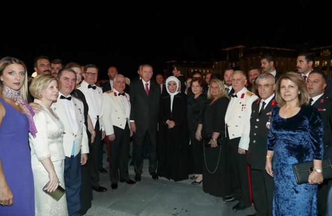 Cumhurbakan Erdoan, Genelkurmay Bakan Orgeneral Yaar Gler ve kuvvet komutanlar ile sohbet ettikten sonra hilal dzeninde hatra fotoraf ektirdi.