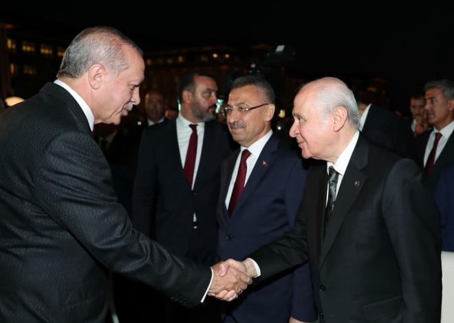 Resepsiyona, Cumhurbakan Yardmcs Fuat Oktay, MHP Genel Bakan Devlet Baheli, Genelkurmay Bakan Orgeneral Yaar Gler ile kuvvet komutanlar, BBP Genel Bakan Mustafa Destici, Y Parti Genel Bakan Meral Akener, eski Trkiye Byk Millet Meclisi bakanlar Blent Arn, Kksal Toptan, Cumhurbakanl Kabinesi yeleri, milletvekilleri, yksek yarg organlarnn bakanlar, Cumhurbakan letiim Bakan Fahrettin Altun, brokratlar ile ok sayda davetli katld.
