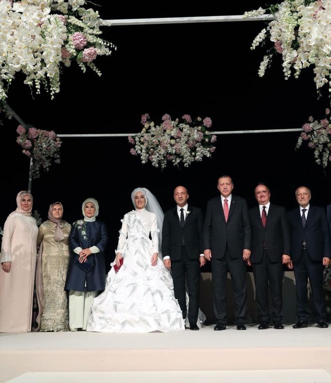 Erdoan, raan Saray'ndaki dne ei Emine Erdoan ile geldi.