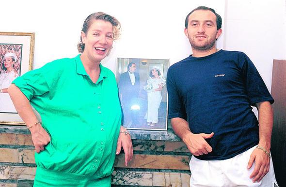 kinci evliliini 1990&#8217;da Beikta&#8217;n eski futbolcularndan Sinan Engin&#8217;le yapt. Einin izin vermemesi zerine sahne almalarn brakt. Bu evlilikten Oulcan isminde bir olu dnyaya geldi. 1995 ylnda bu evlilik de bitti.