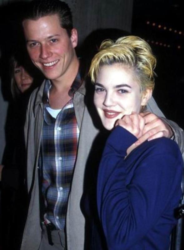 Drew Barrymore da gen yata evlenen ve boanan nllerden. lk evliliini 1994'te Jeremy Thomas ile yapt. ift, bir yl sonra boand.