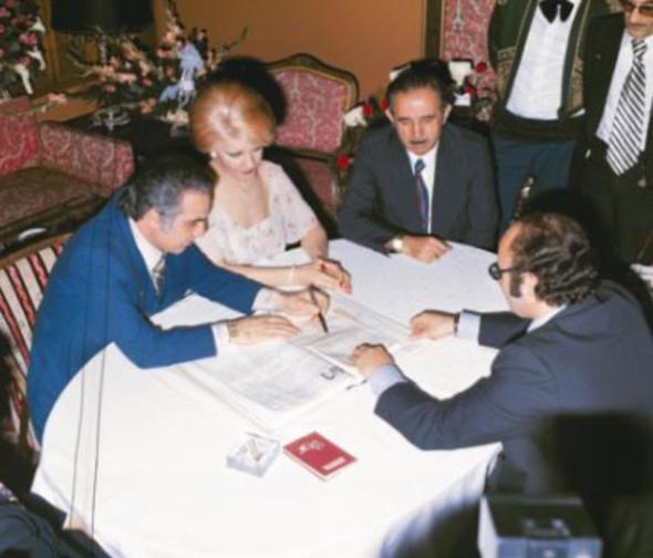 Emel Sayn, drt kez nikah masasna oturdu.nl arkc ilk evliliini 1966&#8217;da smet Kasapolu ile yapt ve 1978&#8217;de ikinci kez yine Kasapolu ile nikah masasna oturdu. Ancak 1979&#8217;da tekrar boand .