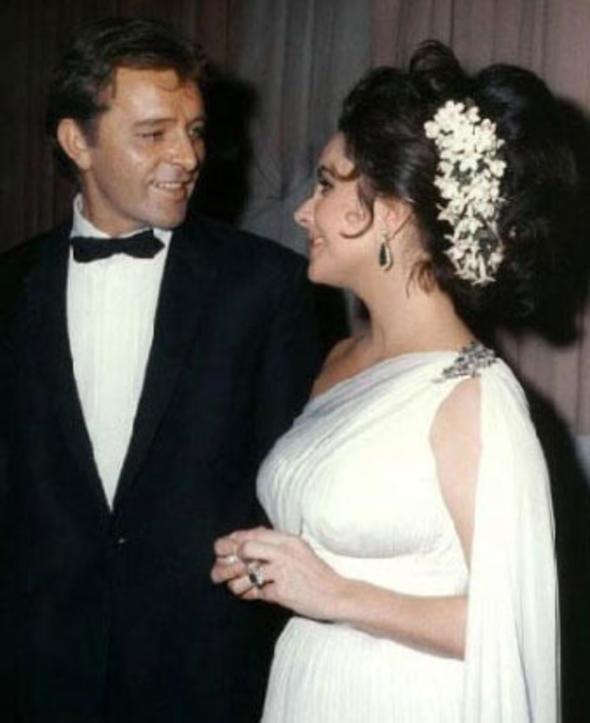 Sinemann meneke gzl gzeli Elizabeth Taylor da ok sayda evlilik yapt. Ama en byk ak iki kez evlenip boand Richard Burton'd.
