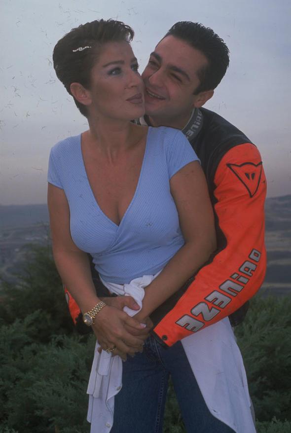 Kurye Soner Yapcack ile ani bir evlilik yapt. Eyll 1998&#8217;de evlenip, Ocak 1999&#8217;da boand.  <br>  Sayan ile Yapcack'n evlilii de benzerine filmlerde rastlanacak trden. ift, trafikte krmz k yannca tant. Yapcack, Sayan'n yayna gidip "Sizin hayrannzm" dedi. Bu cmleyle balayan arkadalklar nikah masasna kadar uzand. Dn de damadn kynde yapld.