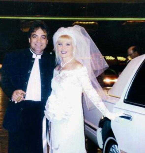 1997 yl iinde Fahrettin Aknar'la evlendi ve 1998 ylnn mart ay iinde bu evlilik de bitti.