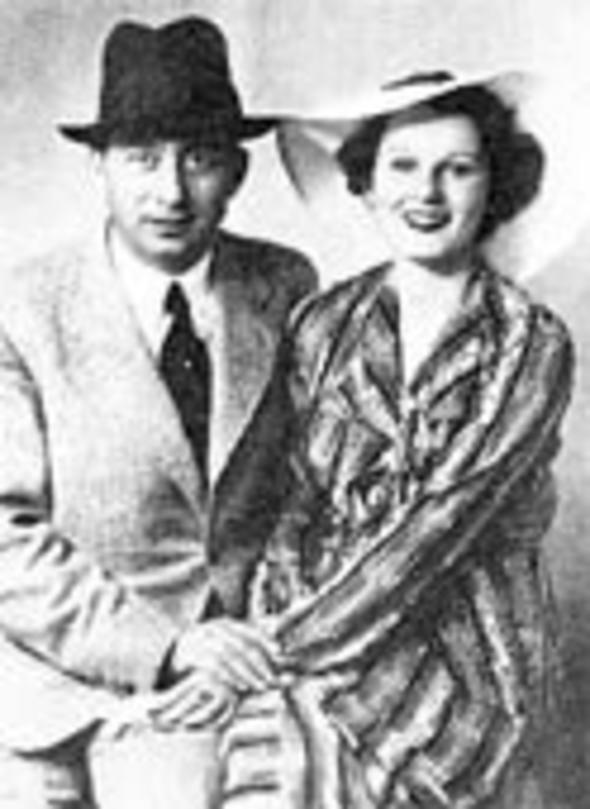 Gabor'un ilk ei Trk siyaseti Asaf Murat Belge oldu. Bu evlilik 1937 ile 1942 yllar arasnda srd.