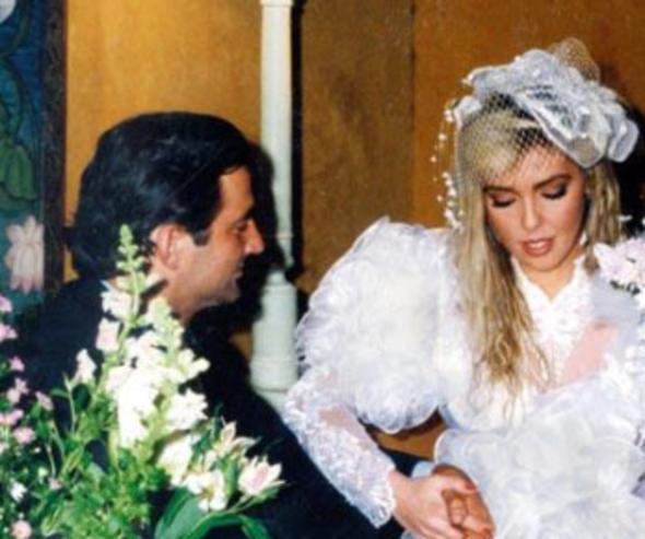 Fransz Pascal Levaseu&#8217;la Paris&#8217;te lks bir lokantada tuvalete giderken karlap, tant. Gece gittikleri kulpte evlenme teklifi ald. 18 ubat 1991&#8217;de de evlendi. Pascal&#8217;n kskanlk krizleri balad ve bu evlilik 1992 nisannda bitti.