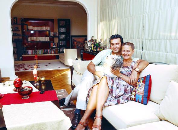 Esra Akkaya son evliliini Harun Uygural ile yapt. Ama o evlilik de bir sre nce boanmayla bitti.