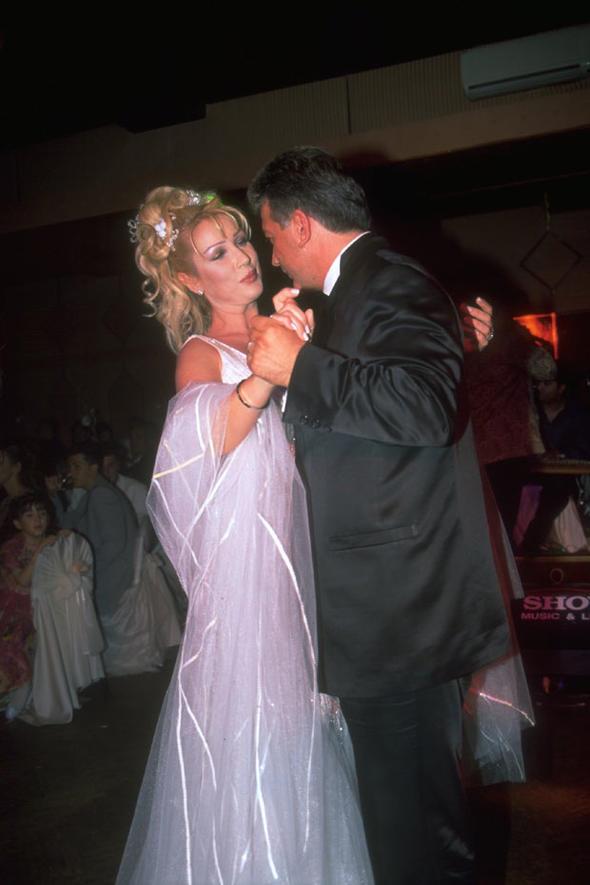 Drdnc evliliini Tuncay Kratl ile yapt. Nisan 2000&#8217;de evlendi ve 2001&#8217;de boand. Sayan, daha sonra Gkhan kr ile evlendi. Ama o da uzun sreli olmad.