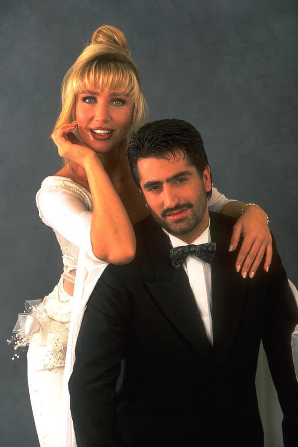 Bir ara Mahsun Krmzgl ile  yl birlikte oldu ama bu iliki evlilie gitmedi. Sayan, bir dnem de Nihat Doan ile yaad ak nedeniyle magazin gndeminin ilk sralarnda yer almt.