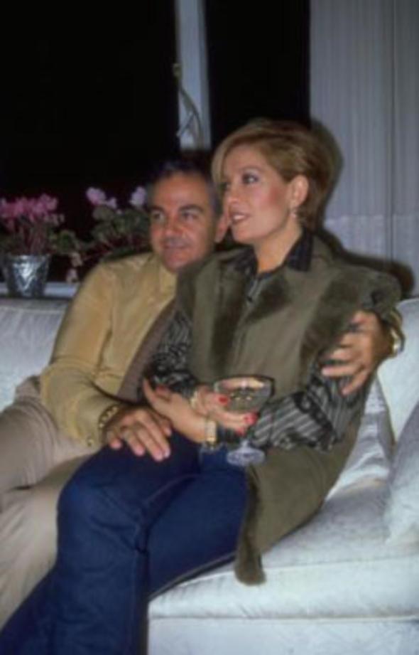 Emel Sayn, drdnc evliliini, 4 Haziran 1986&#8217;de David Younnes ile Marmaris&#8217;te bir teknede gerekletirdi. Ancak sanatnn bu evlilii de uzun srmedi.