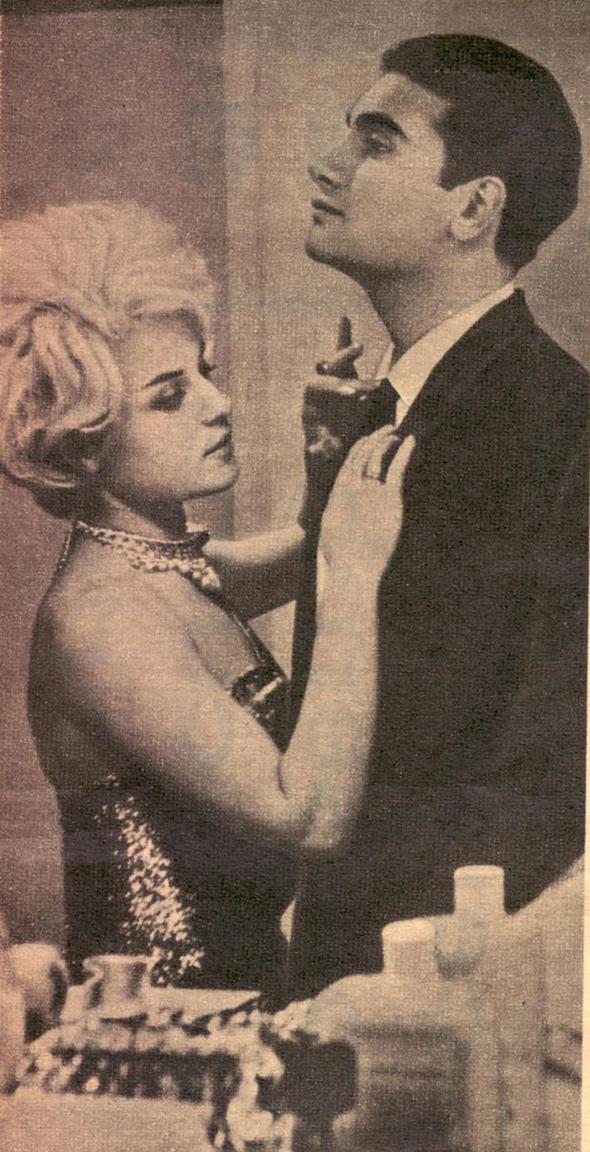 Alt kez evlenen Gnl Yazar ilk kez nikah masasna oturduunda 13 yandayd. vey annesi tarafndan Necdet Yazar&#8217;la bir otel odasnda baslnca, ya bytlerek nikah masasna oturtuldu ama bir yl sonra boand.<br>    1960&#8217;da bu defa kendisinden 27 ya byk Bedii apa ile yapt evlilii de bitirdi.    <br>arkc, nc nikah 1963 ylnda &#8216;Ateli Ak&#8217; filminde birlikte oynad zden elik&#8217;le kyd.