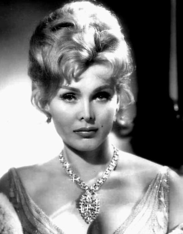 Dnyada evlilik rekortmeni nl kadn ise geen yl hayata veda eden sinema oyuncusu Zsa Zsa Gabor. Bir dneme damgasn vuran oyuncu tam 9 evlilik yapt.