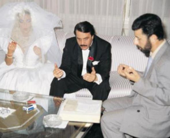 Sha Kutlu&#8217;dan ayrldktan sonra efkar datmak iin gittii bir gece kulbnde, Amerika&#8217;da yaayan Osman Soyer ile karlat ve 13 Mays 1988&#8217;de nikah masasna oturdu. Ancak evlilik Ekim aynda bitti.