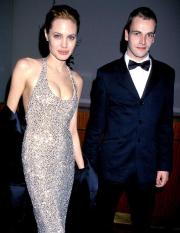 Gen yata birka kez evlenen nllerden biri de Angelina Jolie. Gzel yldz ilk evliliini Jonny Lee Miller ile yapt.