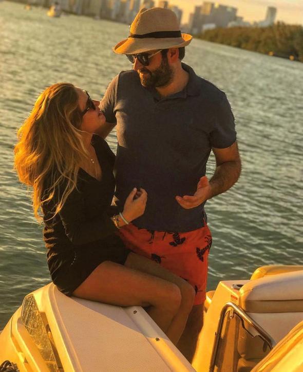 ift, 14 Ekim'de Miami Palm Beach'teki evlerinin bahesinde sade bir nikah yapacak. kilinin dn ise 2019 yaznda stanbul'da.