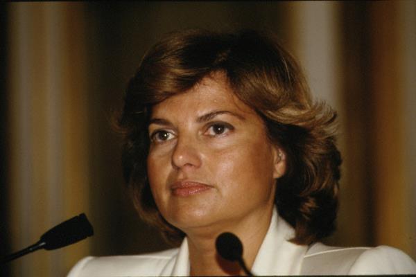 <P>- &#8220;Futbol takmnz 1.Lig&#8217;e alaym m?&#8221; (Samsun mitingi. O srada Samsunspor zaten 1.Lig&#8217;dedir.)</P>  <P>- &#8220;Merhaba asker!&#8221; (Zabtalar selamlyor.)</P>  <P>- &#8220;Siz Erzurumlular; inekleri seversiniz, deil mi?&#8221;</P>  <P>- &#8220;Bu bacnz Trabzon&#8217;u Akdeniz&#8217;in incisi yapacak.&#8221; (Trabzon mitinginde&#8230;)</P>  <P>- &#8220;Gkberk kitabeleri.&#8221; (Gktrk Kitabeleri demek istiyor.)</P>  <P>- &#8220;Hibir lkenin babakan, onba olma erefsizliini gstermedi!&#8221;(Mesut Ylmaz&#8217; eletiriyor. Daha sonra bu sz &#8220;erefsiz onba&#8221; ekline evrilerek askerle sivil arasnda gerginlie neden oldu.)</P>  <P>- &#8220;Halktan kimsenin burnu kanamamtr ve lenler de kan yangndan boularak lmlerdir.&#8221; (Madmak olay sonras yapt aklama)</P>  <P>- &#8220;Haydar Ali Bey!&#8221; (Haydar Aliyev&#8217;i kastediyor)</P>  <P>- &#8220;Sevgili Zeytinburunlular...&#8221; (stanbul&#8217;un ilesi olan Zeytinburnu insanna hitap etmeye alyor.)</P>