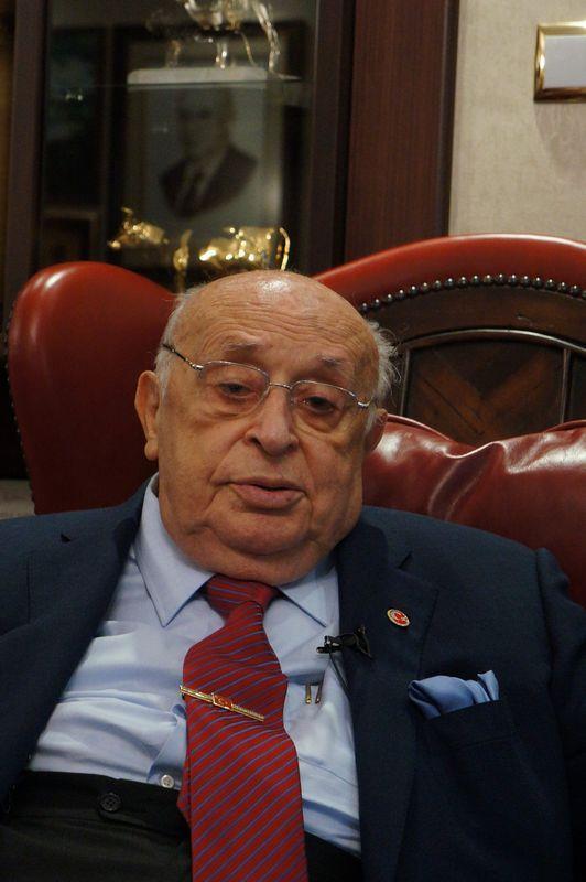 <P><B>SLEYMAN DEMREL</B></P>  <P>- &#8220;Bu dzen byle giderse elbet birileri kar apkay giyer kr ata da biner.&#8221; (Cumhurbakanl sonras yapt aklama)</P>  <P>- &#8220;Bartsyle okumak isteyenler Suudi Arabistan&#8217;a gitsin.&#8221;</P>  <P>- &#8220;Devlet bazen rutinin dna kabilir.&#8221; (Susurluk skandal sonras)</P>  <P>- &#8220;Binaenaleyh Trkiye&#8217;nin alt rktr, Trkiye&#8217;nin alt rktr diye brakp gidecek deiliz, bununla yaamasn reneceiz.&#8221; (17 Austos deprem sabah)</P>  <P>- &#8220;Sana ne? Tasas sana m dt? Sen mi talipsin? Sana vermemi ister misin? Kime vereceksem vereceim, verince grrsnz! Bu byle olmaz, biraz sabretmesini renin!&#8221; (Bir gazetecinin 28 ubat srecinde hkmet kurma grevini kime vereceini sormas zerine)</P>