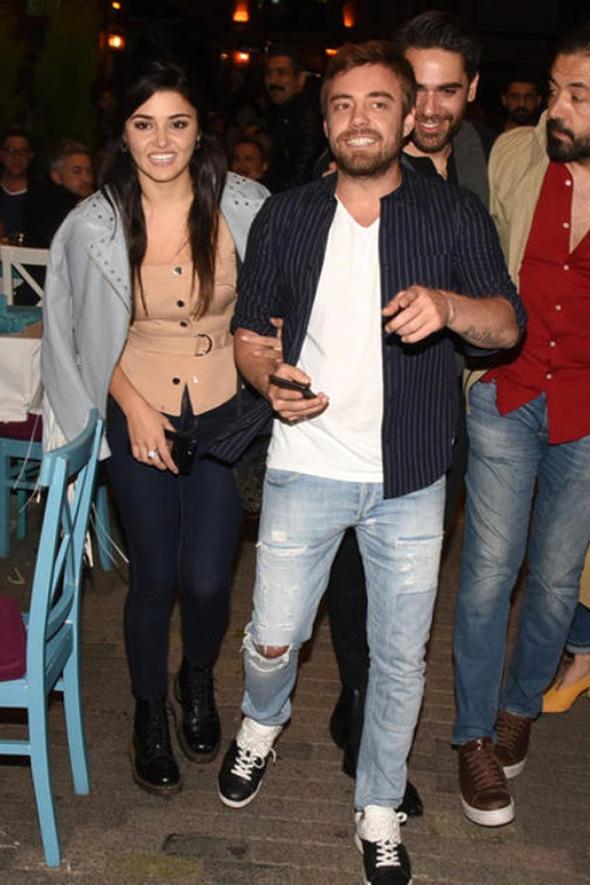 Herkes ikilinin mutlu akna gpta ederken iftten kt haber geldi. Gzel oyuncuyla yakkl popu, yakn evresinin iddiasna gre getiimiz gnlerde iddetli bir kavgaya tututu.