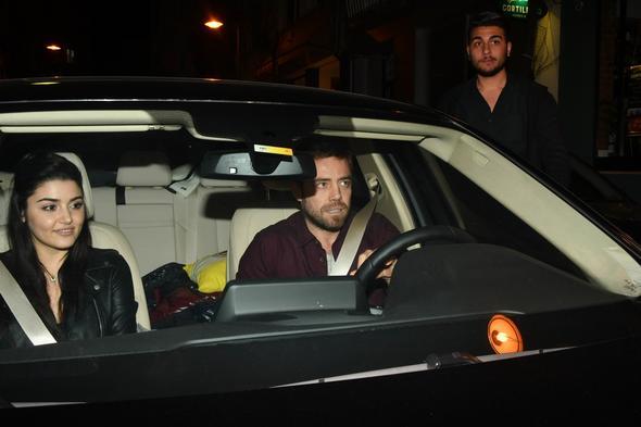 KENDNE EV TUTTU    Kavga sonras eyalarn toplayan Erel, iddiaya gre Dalkl'la yaad evi terk etti. Hemen emlaksna talimat veren gzel oyuncunun Ulus'ta aylk kiras 6 bin lira olan bir daireye tand renildi.