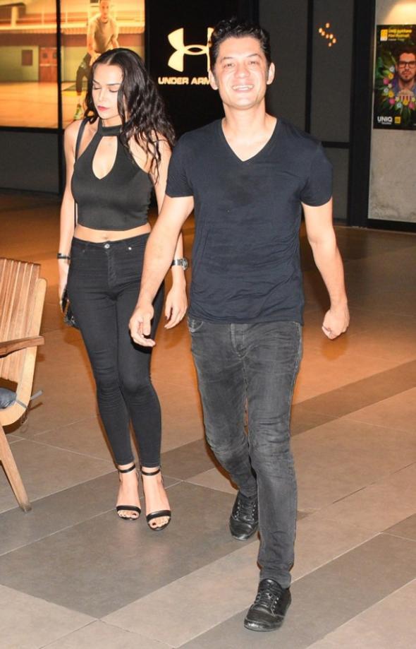 Okan abalar, davete kz arkadayla katld.