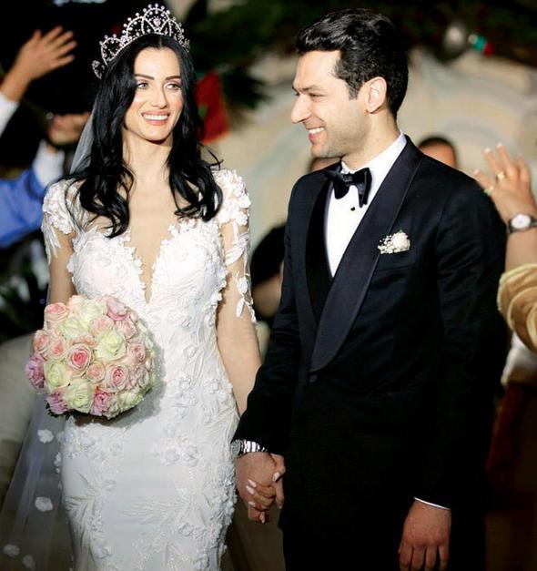 likilerinde birinci yl dolduran mutlu ift sosyal medyadan birbirlerine duygular ak bir kez daha dile getirdi. Murat Yldrm eiyle ekildii fotoraf paylap altna 'Tam bir yl olmu. Seni ok seviyorum.' mesajn yazd.