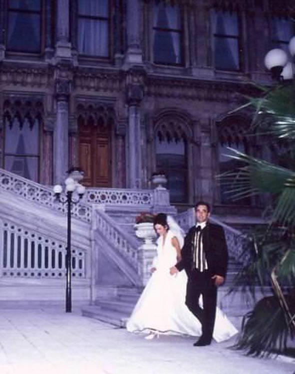 Arzum Onan ile Mehmet Aslantu evleneli tam 20 yl oldu. Onan, Instagram sayfasnda bu fotoraf paylap " 1 Austos 1996.. ?? Gnl veren, dualarn eksik etmeyen tm dostlara selam olsun.." notunu yazd.