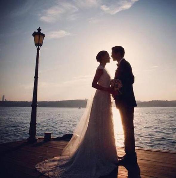 Saadet Il Aksoy, evliliinin birinci yln bu fotoraf ve "Bir yl nce bugn... Hayat sana teekkr ederim! " notuyla paylat.