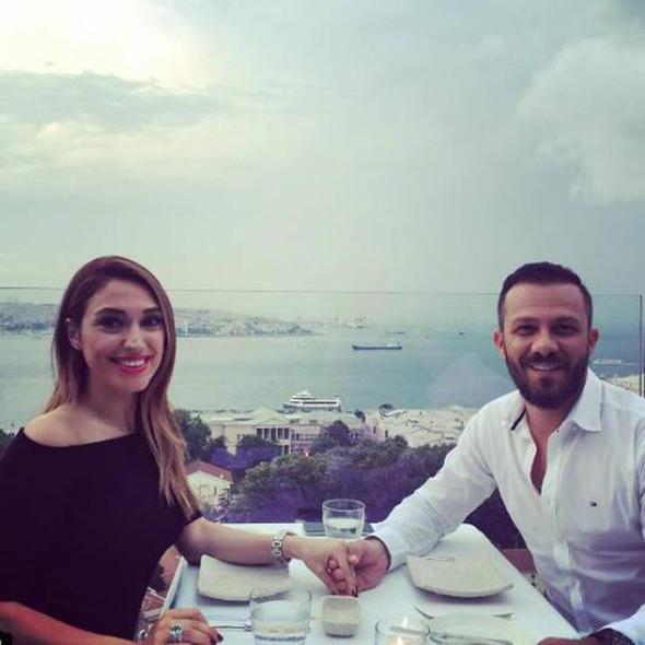 Zuhal Topal eiyle sekizinci evlilik yldnmn bu pozu paylaarak kutlamt.