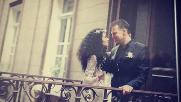 Gzel oyuncu nc evlilik yldnmn duygusal bir paylamla kutlad. 1 Mart 2013'te fotoraf Serdar nal ile hayatn birletiren Beste Bereket, sevdiiyle birlikte geirdii bir yl daha geride brakmann mutluluunu dn treninde ekilen bir pozla Instagram'dan paylat.    Bereket "01.03.2015 teki bu fotoraftan gnmze +3 yl +3 ya +10 tel beyaz -20cm sa +1 bebek +5 kg +3 kat kalp +1000 kat sevin +1000 kat umut var. Salk shhatle dalya olsun. Amin" notunu yazd. Bereket'in bu paylam takipilerinden ok sayda beeni ald.