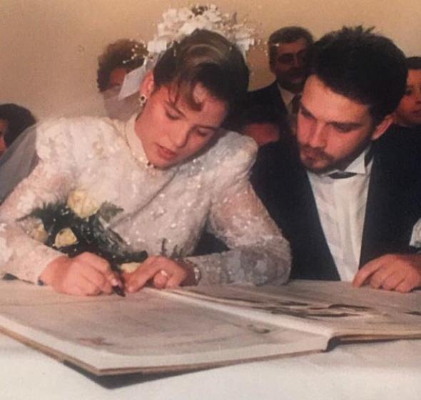 Glah Alkolar, nikah masasnda tam imza atarken ekilen fotorafn "Ne mutlu bana, seninle bir mr boyu... Sen 22, ben 19" notuyla paylat.