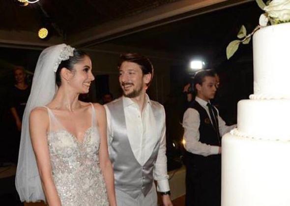 Engin Hepileri kendisi gibi oyuncu olan Beyza ekerci ile 2015 ylnda nikah masasna oturmutu. Bebek bekleyen ift nceki gn evliliklerinin 3. yldnmn sosyal medya hesaparndan paylatklar mesajlarla kutlad.