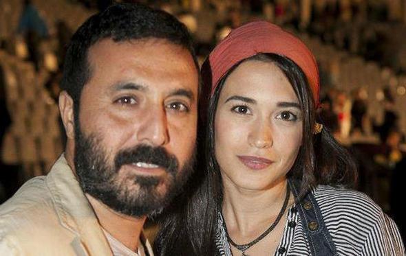 Mustafa stnda, Ecem zkaya ile evliliinin altnc yln bu fotoraf ve "Rabbim 6 senemizi 60 sene eyler inallah " notuyla paylat.