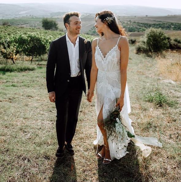 6 aylk hamile olan Azra Akn evliliinin birinci yln u szlerle kutlad; Bu yolculua beraber ktmz iin o kadar anslym ki... &#10084; 24.08.2017 &#10084; #birinciyldnmmz