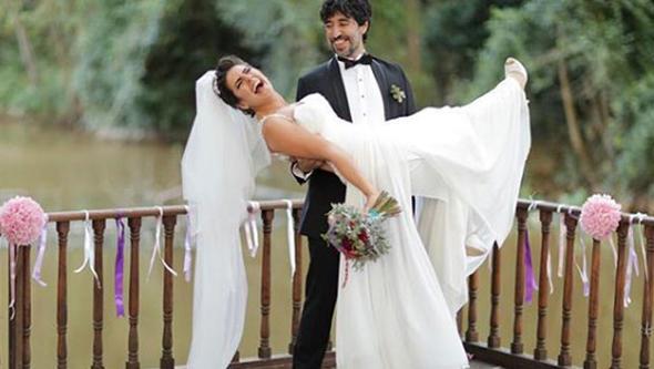 Instagram sayfasnda evlendikleri gn ekilen bir pozu paylaan Erturan "Yllarca beni tayabilecek birini aradm. Bulunca da evlendim... Ama adam ar tamaktan skolyoz oldu. Bugn de doumgn. 16 senedir beni ektiin iin teekkr ederim. Yzyze, kahkalarla karlayacamz harika anlarmz olsun.. Amin." notunu yazd.